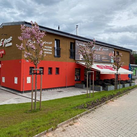 Penzion Kuzelna Hotel Trutnov Luaran gambar