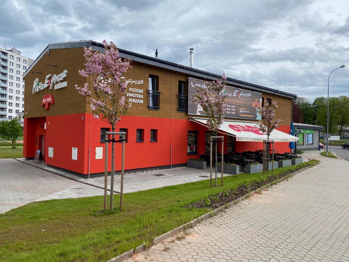 Penzion Kuzelna Hotel Trutnov Luaran gambar